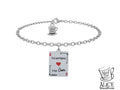 Bracciale con carta da gioco di Alice double face. Sul fronte è incisa la frase “Fai sorridere il tuo cuore” con un cuore rosso al centro e piccoli fenicotteri laterali mentre sul retro è incisa la frase “Solo allora troverai il Paese delle meraviglie” con un cuore dove all’interno c’è la serratura per Wonderland.