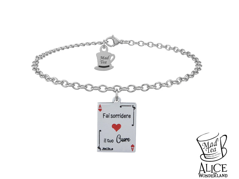 Bracciale con carta da gioco di Alice double face. Sul fronte è incisa la frase “Fai sorridere il tuo cuore” con un cuore rosso al centro e piccoli fenicotteri laterali mentre sul retro è incisa la frase “Solo allora troverai il Paese delle meraviglie” con un cuore dove all’interno c’è la serratura per Wonderland.