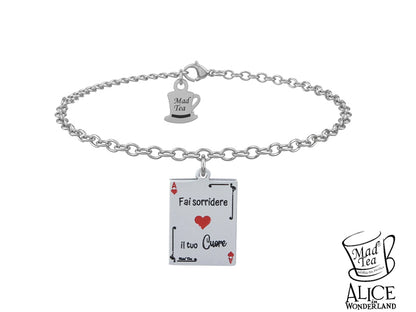 Bracciale con carta da gioco di Alice double face. Sul fronte è incisa la frase “Fai sorridere il tuo cuore” con un cuore rosso al centro e piccoli fenicotteri laterali mentre sul retro è incisa la frase “Solo allora troverai il Paese delle meraviglie” con un cuore dove all’interno c’è la serratura per Wonderland.