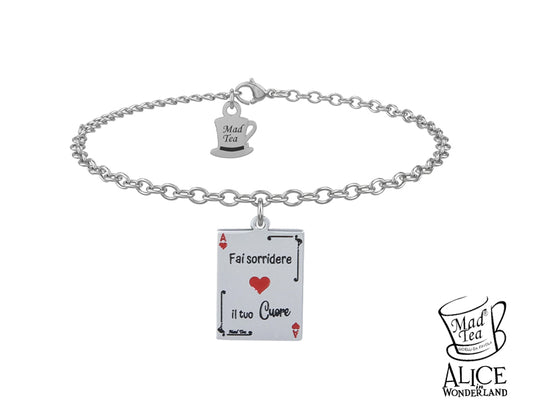 Bracciale con carta da gioco di Alice double face. Sul fronte è incisa la frase “Fai sorridere il tuo cuore” con un cuore rosso al centro e piccoli fenicotteri laterali mentre sul retro è incisa la frase “Solo allora troverai il Paese delle meraviglie” con un cuore dove all’interno c’è la serratura per Wonderland.