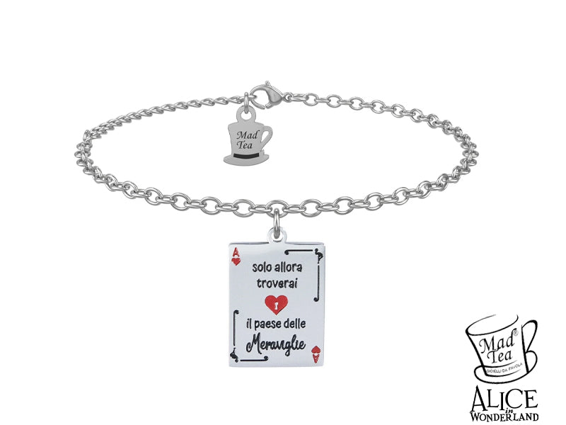 L’asso di cuori rappresenta il centro di tutto: il cuore, il motore della nostra gioia, mentre il fenicottero aggiunge un tocco di leggerezza e magia, ricordandoci che la vita è un gioco da affrontare con curiosità e spensieratezza.