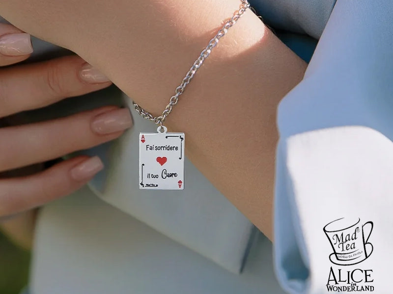 Questo bracciale è un simbolo di consapevolezza: il vero “Paese delle Meraviglie” non è un luogo lontano o irraggiungibile, ma uno spazio che si apre nel nostro cuore quando scegliamo di coltivare relazioni genuine, circondandoci di persone che ci fanno sentire amati e felici.