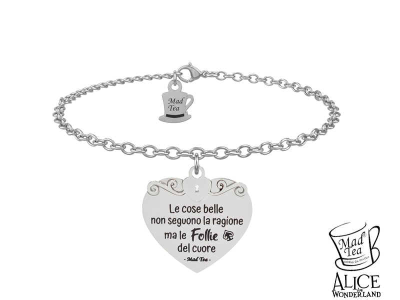 Bracciale con ciondolo a forma di cuore con incisa la frase “Le cose belle non seguono la ragione ma le follie del cuore” e una piccola picca a richiamo della meravigliosa follia del Cappellaio Matto. Un piccolo cuore decorato, simbolo centrale del bracciale, chiude il gioiello con un significativo dettaglio: la serratura della porta per Wonderland. 