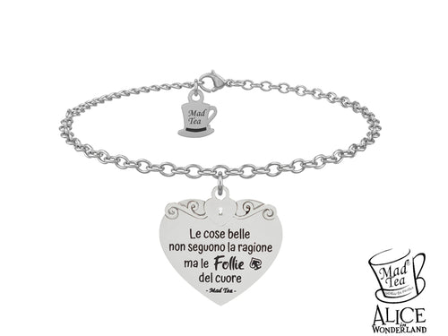 Bracciale con ciondolo a forma di cuore con incisa la frase “Le cose belle non seguono la ragione ma le follie del cuore” e una piccola picca a richiamo della meravigliosa follia del Cappellaio Matto. Un piccolo cuore decorato, simbolo centrale del bracciale, chiude il gioiello con un significativo dettaglio: la serratura della porta per Wonderland. 