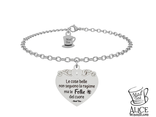 Bracciale con ciondolo a forma di cuore con incisa la frase “Le cose belle non seguono la ragione ma le follie del cuore” e una piccola picca a richiamo della meravigliosa follia del Cappellaio Matto. Un piccolo cuore decorato, simbolo centrale del bracciale, chiude il gioiello con un significativo dettaglio: la serratura della porta per Wonderland. 