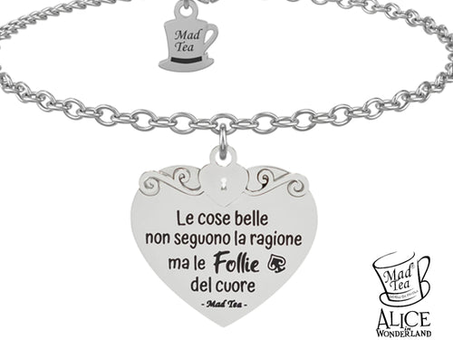 Questo bracciale rappresenta un inno alla libertà di lasciarsi guidare dalle emozioni e dalle passioni più autentiche. Al centro, un cuore decorato con una serratura simbolica, è un invito a guardarsi dentro e scoprire la magia che si cela nel profondo di ognuno di noi.