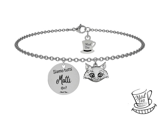 Bracciale con gatto di Alice e targhetta con incisa la frase “Siamo tutti matti qui!”.