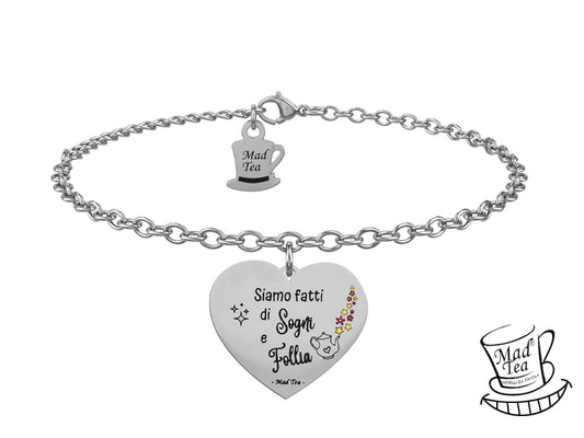 Bracciale con ciondolo a forma di cuore con incisa la frase “Siamo fatti di Sogni e Follia” e una piccola teiera che versa un tè fatto di fiori e stelle. 