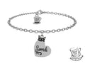 Bracciale con ciondolo a forma di cuore con il Gatto del Cheshire che spuntando da dietro lascia che la sua magica coda componga la lettera iniziale “S” della parola “Sorridi”.