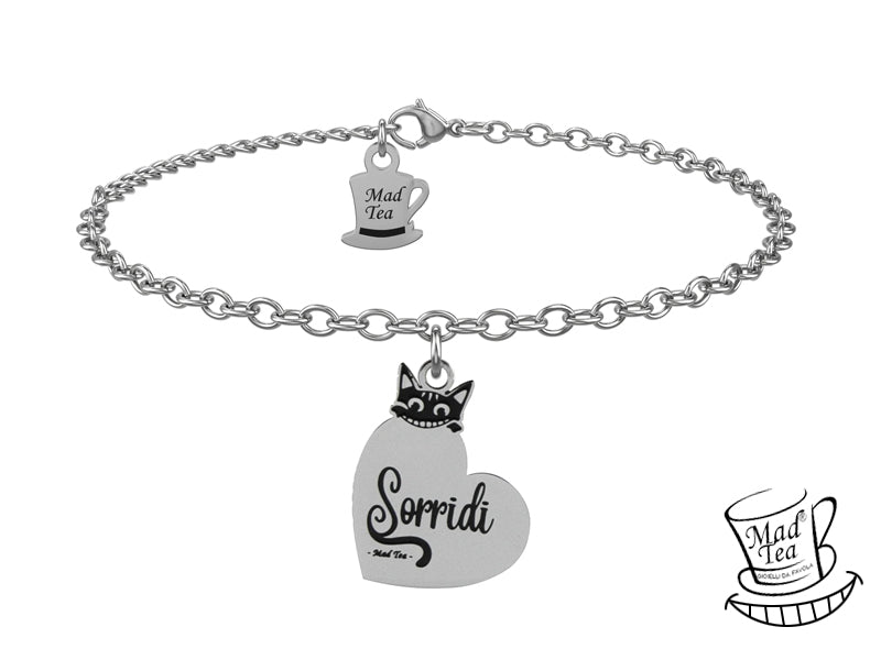 Bracciale con ciondolo a forma di cuore con il Gatto del Cheshire che spuntando da dietro lascia che la sua magica coda componga la lettera iniziale “S” della parola “Sorridi”.
