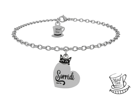 Bracciale con ciondolo a forma di cuore con il Gatto del Cheshire che spuntando da dietro lascia che la sua magica coda componga la lettera iniziale “S” della parola “Sorridi”.