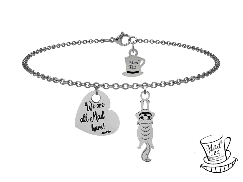 Bracciale con gatto di Alice appeso alla catena e ciondolo a forma di cuore con incisa la frase “We are all Mad here!” ossia “Siamo tutti matti qui!”.