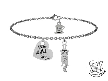 Bracciale con gatto di Alice appeso alla catena e ciondolo a forma di cuore con incisa la frase “We are all Mad here!” ossia “Siamo tutti matti qui!”.