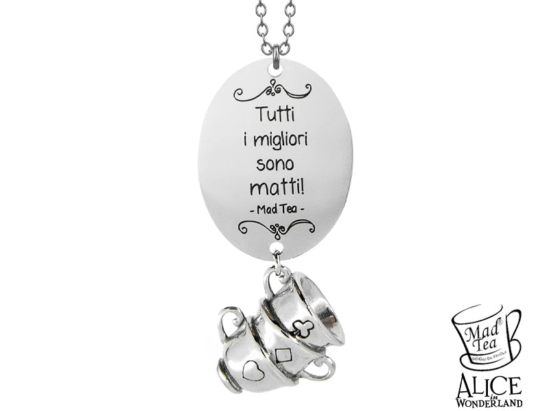 Collana con ciondolo composto da targhetta con incisa la celebre frase “Tutti i migliori sono matti!” e tre tazzine impilate pendenti arricchite dai semi delle carte.