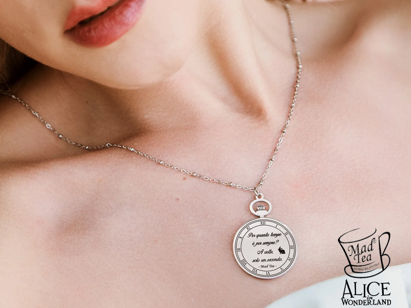 Questa collana ispirata al Bianconiglio e al suo orologio da taschino, simbolo eterno del tempo che scorre in modo misterioso e inaspettato, ci ricorda che possiamo trovare, anche in un singolo istante, tutta la magia di un “per sempre”. Il valore del tempo non si misura in ore o minuti, ma nella profondità delle emozioni che viviamo!