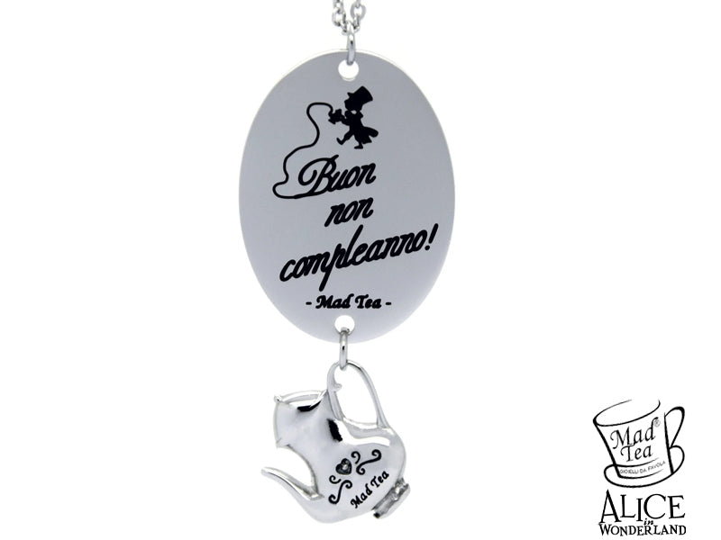 Collana con ciondolo con incisa la scritta “Buon non compleanno!” e una piccola teiera pendente. Catena a rosario.