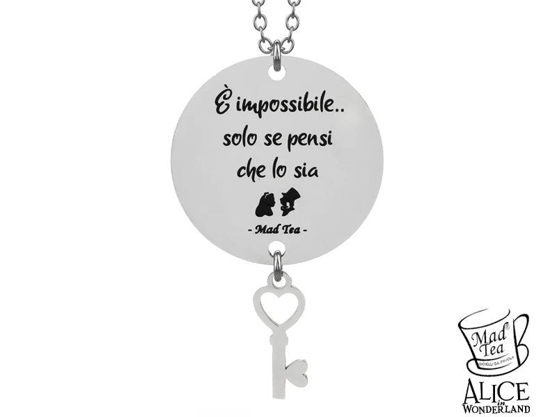 Collana con ciondolo composto da targhetta con incisa la frase “É impossibile..solo se pensi che lo sia” e piccola chiave a forma di cuore.