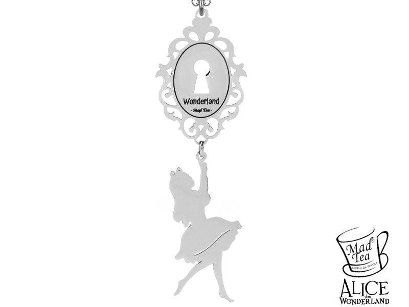 È un invito a credere nel potere dell’immaginazione e a portare con sé un pezzo del magico spirito di Wonderland ogni giorno, ricordando che, come Alice, basta avere il coraggio di cadere per scoprire meraviglie senza fine. ✨