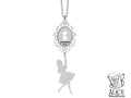 La cornice della collana racchiude una serratura con la scritta “Wonderland”, simbolo di quella misteriosa porta che separa la realtà dal regno della fantasia. Sotto, sospesa come in un sogno, Alice cade dolcemente, rievocando il suo indimenticabile tuffo verso un mondo di avventure e magia. Ogni elemento di questa collana è intriso di significato: la serratura rappresenta l’accesso a infinite possibilità, mentre Alice simboleggia la curiosità e il coraggio e la magia dell’ignoto.