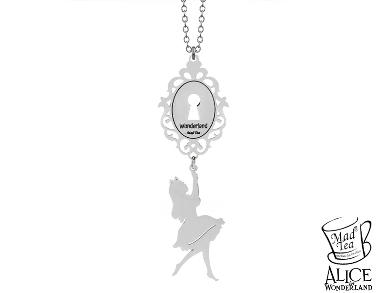 La cornice della collana racchiude una serratura con la scritta “Wonderland”, simbolo di quella misteriosa porta che separa la realtà dal regno della fantasia. Sotto, sospesa come in un sogno, Alice cade dolcemente, rievocando il suo indimenticabile tuffo verso un mondo di avventure e magia. Ogni elemento di questa collana è intriso di significato: la serratura rappresenta l’accesso a infinite possibilità, mentre Alice simboleggia la curiosità e il coraggio e la magia dell’ignoto.
