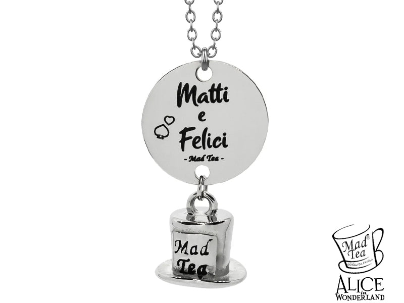 “Matti e Felici” non è solo un meraviglioso motto: è un manifesto di libertà, di chi sceglie di sorridere anche quando gli altri non capiscono, di chi trasforma la follia in magia e vive ogni giorno come una vera scoperta. 