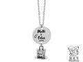 Collana con ciondolo con incisa la scritta “Matti e Felici” e l’iconico cilindro del Cappellaio Matto. 