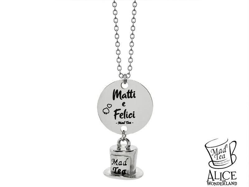 Collana con ciondolo con incisa la scritta “Matti e Felici” e l’iconico cilindro del Cappellaio Matto. 