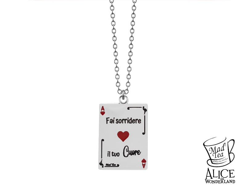 Collana con carta da gioco di Alice double face. Sul fronte è incisa la frase “Fai sorridere il tuo cuore” con un cuore rosso al centro e piccoli fenicotteri laterali mentre sul retro è incisa la frase “Solo allora troverai il Paese delle meraviglie” con un cuore dove all’interno c’è la serratura per Wonderland.