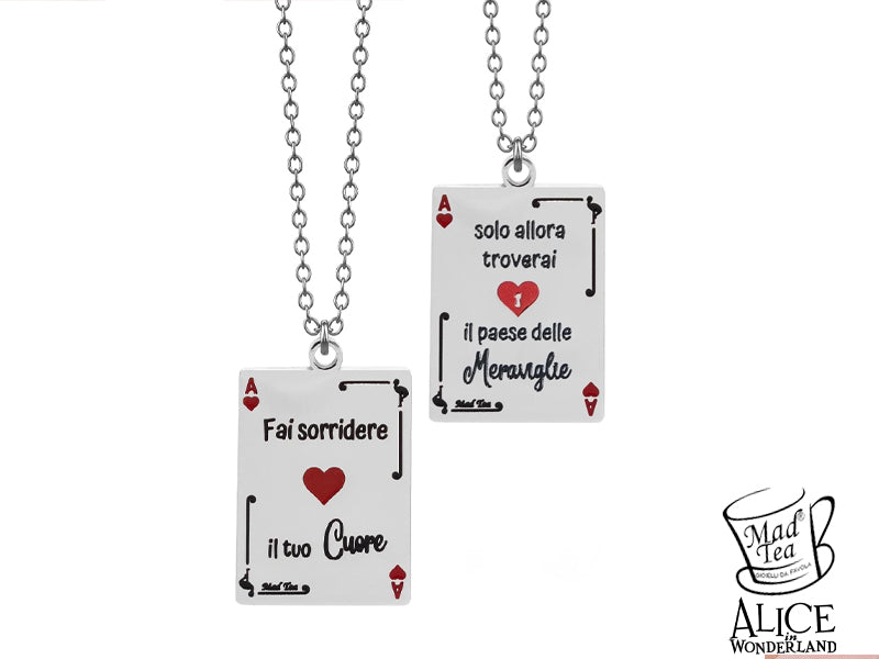 Questa collana è un simbolo di consapevolezza: il vero “Paese delle Meraviglie” non è un luogo lontano o irraggiungibile, ma uno spazio che si apre nel nostro cuore quando scegliamo di coltivare relazioni genuine, circondandoci di persone che ci fanno sentire amati e felici.