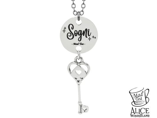 Questa collana è un richiamo a chi crede nella magia dei sogni e nella forza di trasformarli in realtà. Indossarla significa portare sempre con sé un promemoria: la chiave per Wonderland è già tua, basta avere il coraggio di usarla!