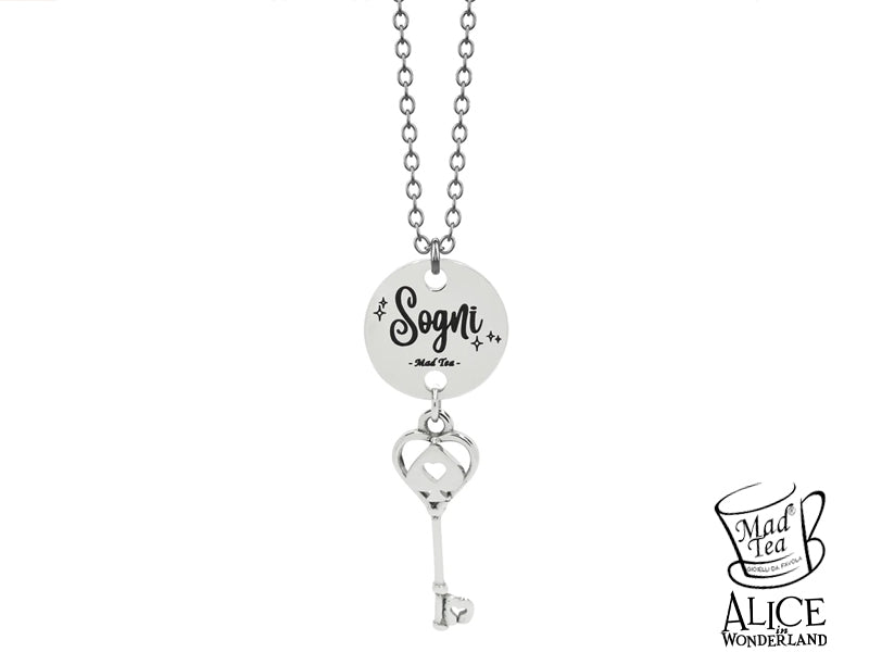 Collana con ciondolo composto da targhetta con incisa la parola “Sogni” e una piccola chiave pendente caratterizzata da un cuore e una picca che unendosi formano il simbolo del magico mondo di Wonderland.