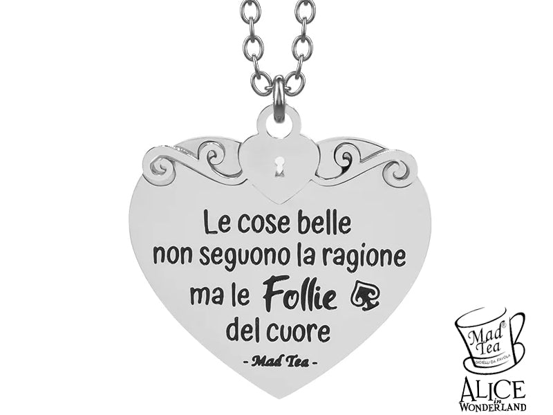 Questa collana rappresenta un inno alla libertà di lasciarsi guidare dalle emozioni e dalle passioni più autentiche. Al centro, un cuore decorato con una serratura simbolica, è un invito a guardarsi dentro e scoprire la magia che si cela nel profondo di ognuno di noi.

