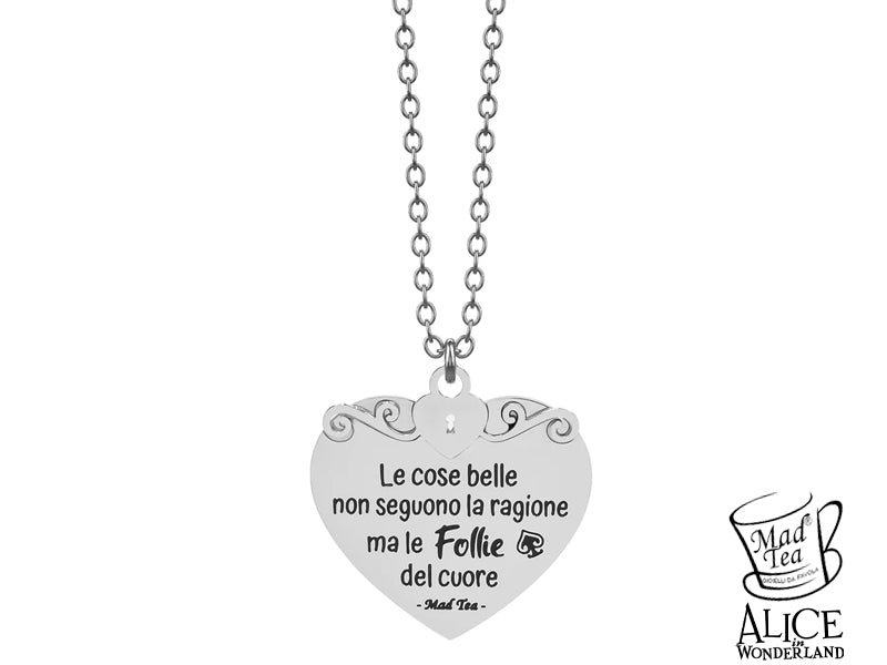 Collana con ciondolo a forma di cuore con incisa la frase “Le cose belle non seguono la ragione ma le follie del cuore” e una piccola picca a richiamo della meravigliosa follia del Cappellaio Matto. Un piccolo cuore decorato, simbolo centrale della collana, chiude il gioiello con un significativo dettaglio: la serratura della porta per Wonderland.