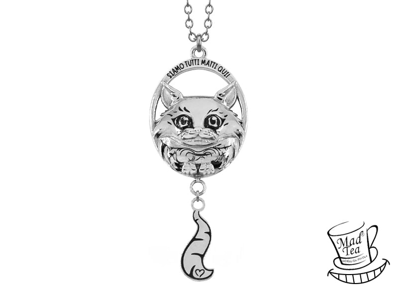 Indossa il mistero e la follia con la collana Mad Tea! Un ciondolo Stregatto che sussurra "Siamo tutti matti", accompagnato da una sinuosa codina. Un invito a perdersi nel Paese delle Meraviglie e a celebrare la propria unicità.