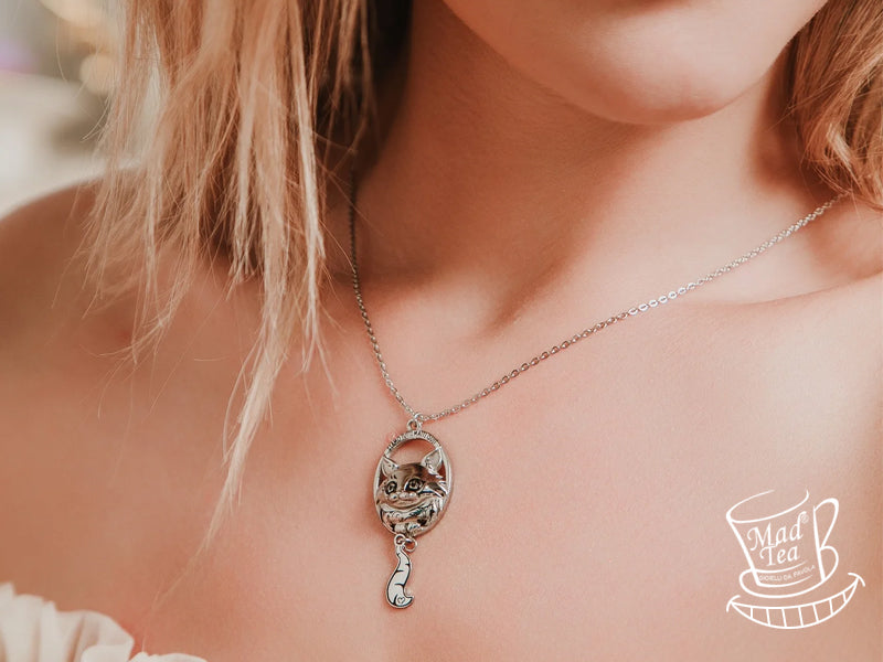 Questa collana Mad Tea presenta due ciondoli in acciaio inossidabile 316L: lo Stregatto con la scritta "Siamo tutti matti" e una delicata codina. Un accessorio perfetto per gli amanti di Alice nel Paese delle Meraviglie, che unisce stile e significato.
