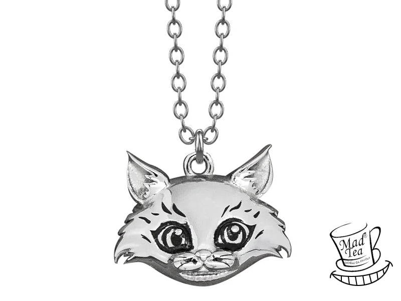 La collana Mad Tea con ciondolo Stregatto è realizzata in acciaio inossidabile 316L, un materiale anallergico e resistente alla corrosione. Il ciondolo riproduce fedelmente il sorriso enigmatico dello Stregatto, simbolo di mistero e magia. La collana è disponibile in diverse lunghezze e rappresenta un accessorio unico e di alta qualità, perfetto per chi ama il mondo di Alice nel Paese delle Meraviglie.