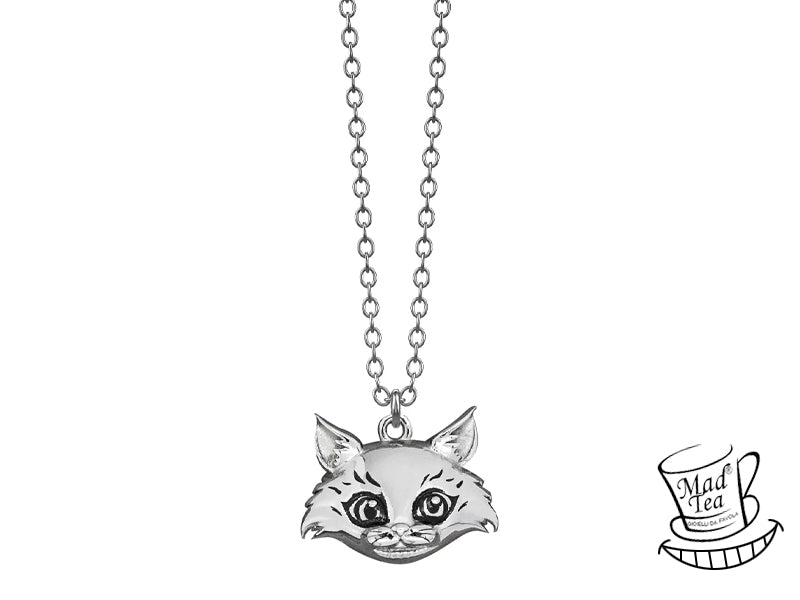 Questa raffinata collana Mad Tea presenta un ciondolo in acciaio inossidabile 316L, raffigurante lo Stregatto di Alice nel Paese delle Meraviglie. Il design curato nei minimi dettagli, la finitura lucida e la resistenza dell'acciaio la rendono un accessorio perfetto per ogni occasione.