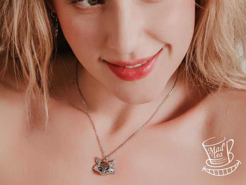 Sei pronto a fare un salto nel Paese delle Meraviglie? Con questa collana, lo Stregatto ti sorriderà sempre! Un accessorio che ti farà sentire un po' matto, un po' magico e sicuramente... indimenticabile!