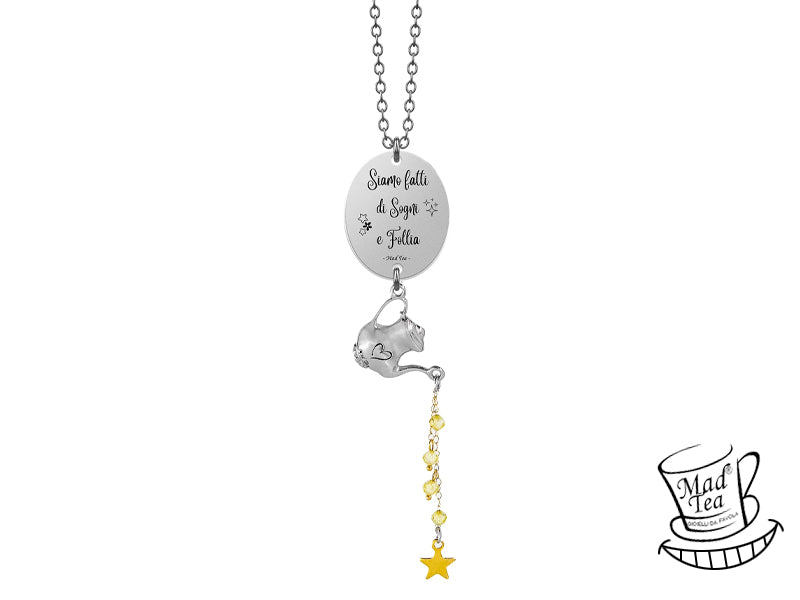 Collana con ciondolo composto da targhetta con incisa la frase “Siamo fatti di Sogni e Follia” e una piccola teiera che versa un tè fatto di cristalli dorati con una piccola stellina finale pendente.