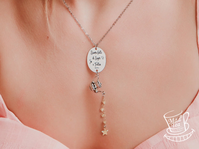 La pioggia di cristalli, a rappresentazione del tè che viene versato dalla teiera, simboleggia la follia del Cappellaio mentre la stella dorata rappresenta il concetto di sogno del gatto del Cheshire. 

