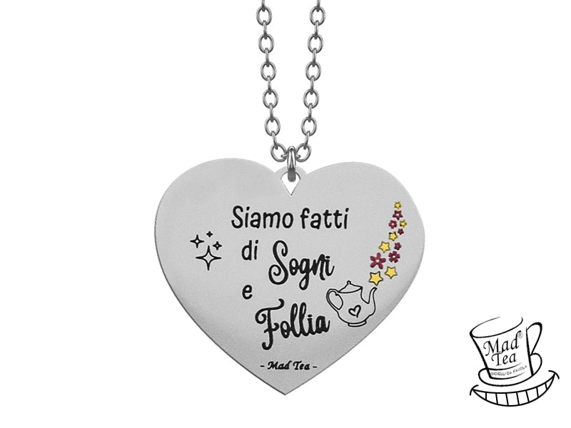 “Siamo fatti di Sogni e Follia ✨“

– Il Cappellaio Matto e il gatto del Cheshire –

E in questa danza tra realtà e immaginazione, il gatto del Cheshire e il Cappellaio Matto si incontrano, dando forma a una collana fuori dall’ordinario.