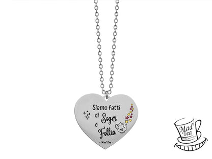 Collana con ciondolo a forma di cuore con incisa la frase “Siamo fatti di Sogni e Follia” e una piccola teiera che versa un tè fatto di fiori e stelle. 