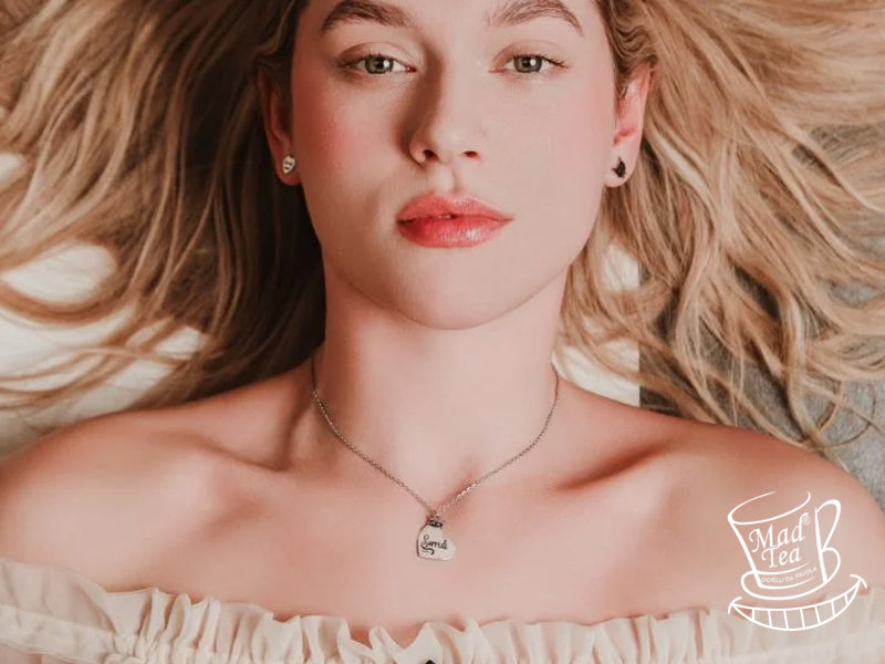 Misterioso, affascinante e un po’ folle, il suo sorriso è un invito a prendere la vita con leggerezza.