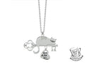 Collana con Gatto del Cheshire sdraiato sulla chiave della porta di Wonderland e ciondolo pendente a forma di cuore con incisa la frase “We are all Mad here!” ossia “Siamo tutti matti qui!”.