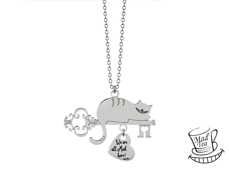 Collana con Gatto del Cheshire sdraiato sulla chiave della porta di Wonderland e ciondolo pendente a forma di cuore con incisa la frase “We are all Mad here!” ossia “Siamo tutti matti qui!”.