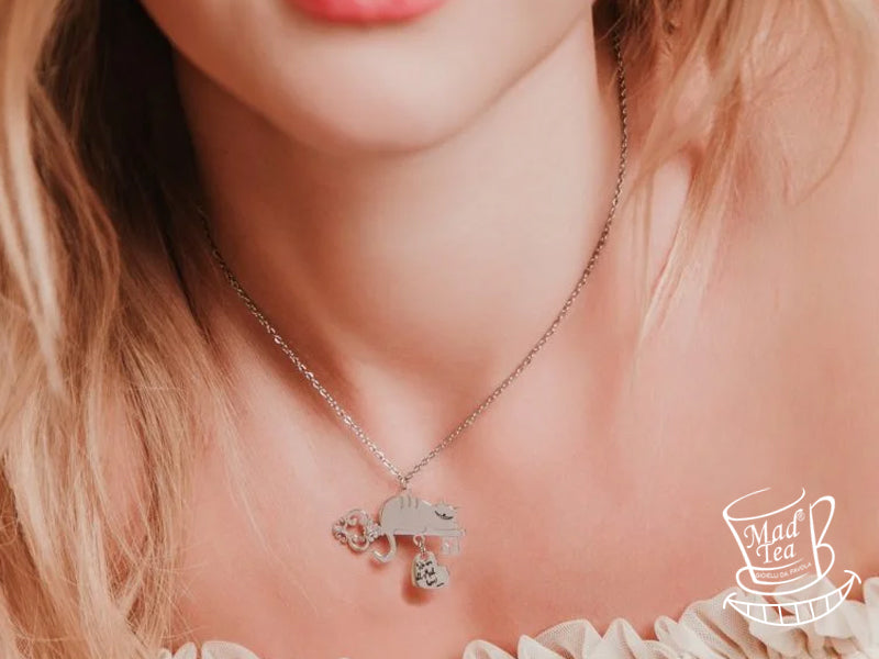 Un inno alla libertà di essere sé stessi e alla gioia di vedere la vita da un’angolazione diversa. Perché, in fondo, chi vuole essere normale quando si può essere meravigliosamente folli? 