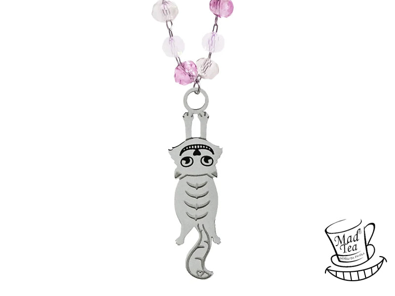 A volte un po’ birbante, mai troppo serio, gioca con la realtà come fosse un gomitolo di lana. È il re delle sorprese e del nonsense, un simbolo di fantasia, mistero e un pizzico di follia! Perchè, in fondo, la vita è molto più divertente quando si guarda con occhi curiosi e un grande sorriso!