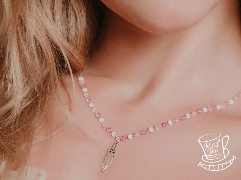 Un sorrisone furbo, uno sguardo che sa più di quanto dice e quel modo tutto suo di apparire e sparire quando meno te lo aspetti! Questa collana racchiude tutta l’essenza del gatto del Cheshire, il gatto più strambo e divertente di sempre!