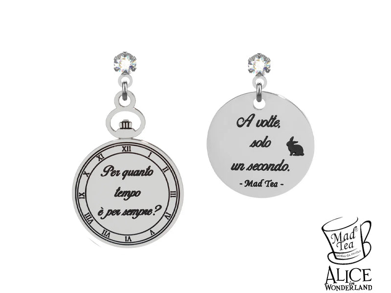 Orecchini asimmetrici composti da un piccolo orologio da taschino vintage con incisa la frase “Per quanto tempo è per sempre?” e da targhetta con incisa la frase “A volte, solo un secondo”. Montatura in acciaio con cristallo.
