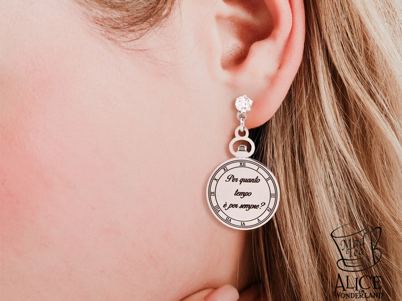 Questi orecchini sono ispirati al Bianconiglio e al suo orologio da taschino, simbolo eterno del tempo che scorre in modo misterioso e inaspettato, ci ricorda che possiamo trovare, anche in un singolo istante, tutta la magia di un “per sempre”. Il valore del tempo non si misura in ore o minuti, ma nella profondità delle emozioni che viviamo!